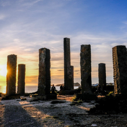 «Μοιάζει με UFO»: Μυστηριώδης ασημένιος μονόλιθος «φύτρωσε» στην Ουαλία