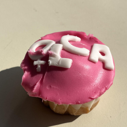 Cupcakes για καλό σκοπό - Μεταφέρουν το μήνυμα ενάντια στη βία των γυναικών