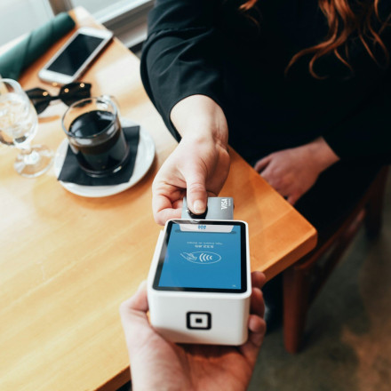 Το κόλπο των καταστημάτων για να αφήσετε μεγαλύτερο φιλοδώρημα