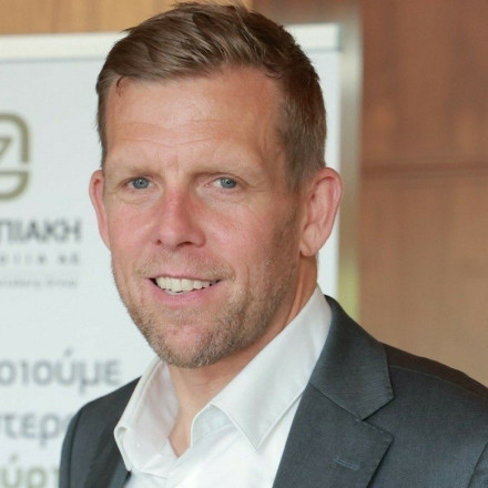 Χένρικ Φρέντβιγκ: Από κυανόκρανος στο Κόσοβο στην Ολυμπιακή Ζυθοποιία