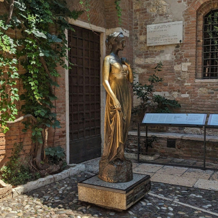 Τρύπα στο στήθος της Ιουλιέτας προκάλεσαν οι τουρίστες στη Βερόνα