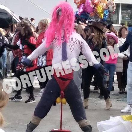 Ομοφοβικό καρναβάλι στην Κέρκυρα: Έκαψαν χυδαίο ομοίωμα του Στέφανου Κασσελάκη