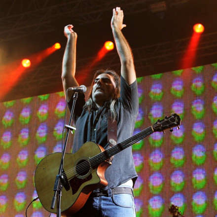 Σούπερ έκπληξη από τους Πυξ Λαξ: Τραγουδούν στην Ερμού με πλανόδιους μουσικούς!