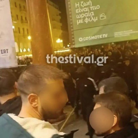 Θεσσαλονίκη: Η στιγμή που κουκουλοφόρος χτυπά αστυνομικό στο Ολύμπιον [vid]