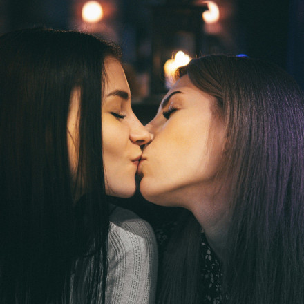 Και ο Μεσαίωνας συνεχίζεται στη Ρωσία: Πρόστιμο 500 ευρώ λόγω ... φιλιού!