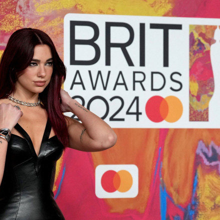 Η Dua Lipa βγάζει καινούριο άλμπουμ και... κολυμπάει με καρχαρίες