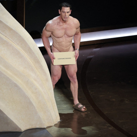 O Τζον Σίνα ξαναχτυπά: Εμφανίστηκε με περούκα Χάαλαντ και τον κάλεσε σε βιντεοσυνομιλία