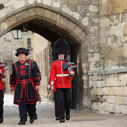 Αξιολάτρευτο περιστατικό: Φρουρός του Βασιλιά σπάει το πρωτόκολλο για ένα τυφλό 8χρονο αγόρι