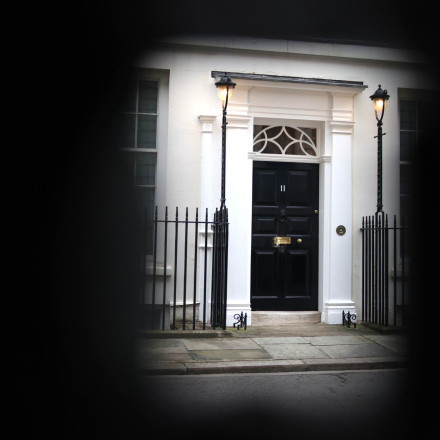 Δημόσια κατακραυγή και παραιτήσεις για «υψηλές» παρουσίες σε λέσχη μόνο για άνδρες