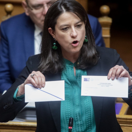 Διαρροή emails: Μπαράζ αγωγών - Πυρά στην Κεραμέως, απόλυτη στήριξη από Μαξίμου