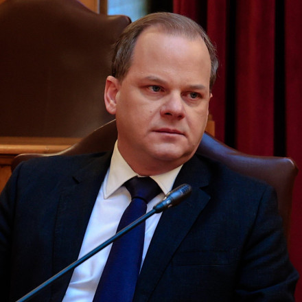 Δικογραφία κατά Καραμανλή στη Βουλή από τραυματία της τραγωδίας των Τεμπών