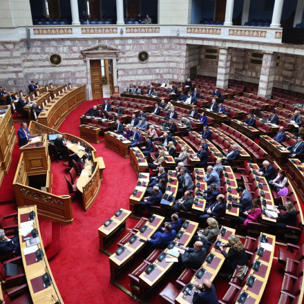 Στη Βουλή το πόρισμα για τα Τέμπη: Παρεμβάσεις αρχηγών, απών ο Μητσοτάκης