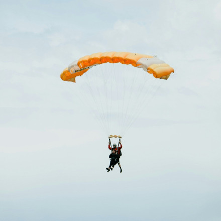 Τραγικό: Πέταξε με αλεξίπτωτο για να νικήσει τη φοβία της και έπεσε στο κενό