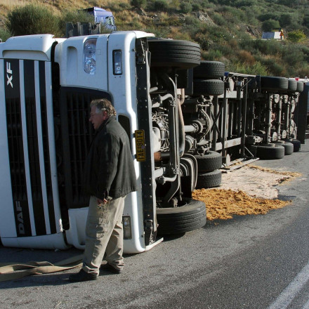 Ανατράπηκε νταλίκα στη Γέφυρα Καλυφτάκη - Κυκλοφοριακό κομφούζιο