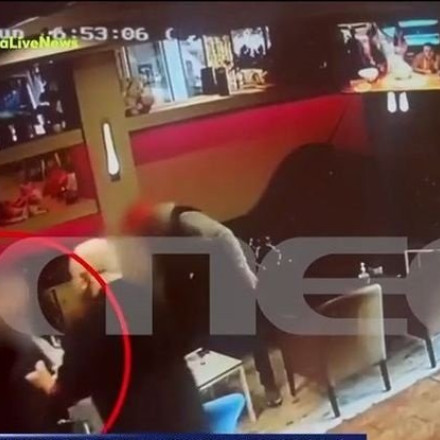 Θεσσαλονίκη: Καρέ - καρέ η επίθεση με μαχαίρι στον μάγειρα για το... κοντοσούβλι