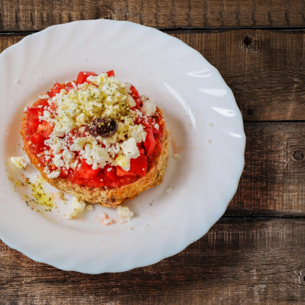 Taste Atlas: Κορυφαία σαλάτα στον κόσμο ο Ντάκος - Στο «βάθρο» και η χωριάτικη