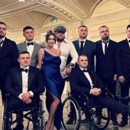 Διάσημη πορνοστάρ φωτογραφήθηκε με βετεράνους πολέμου... για καλό σκοπό!