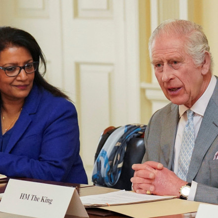 Η πρώτη δημόσια εμφάνιση του βασιλιά Κάρολου μετά την αποκάλυψη της Κέιτ