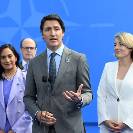 O φιλελεύθερος γόης Τζάστιν Τριντό, οι χρωματιστές κάλτσες και ο Μάθιου Πέρι