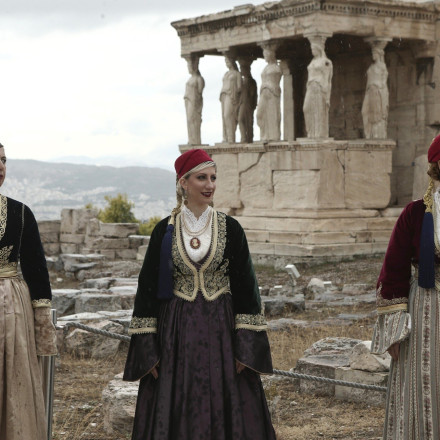 Γυναικεία παραδοσιακή φορεσιά: Μια ποικιλομορφία μοναδική στον κόσμο