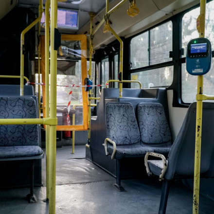 Σοκ στη Λαμία: Νεαρός επιδειξίας άρχισε να αυνανίζεται μέσα σε λεωφορείο