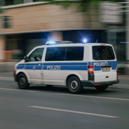 Σοκ στη Γερμανία: 5 νεκροί από σύγκρουση τουριστικού λεωφορείου με αυτοκίνητα