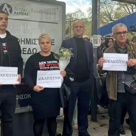 Λάρισα: Λύγισαν οι γονείς της Κλαούντια - Σιωπηλή διαμαρτυρία για τα Τέμπη