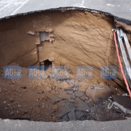 Ιταλία: Άνοιξε η γη στη Ρώμη και «κατάπιε» δύο αυτοκίνητα - Δείτε βίντεο