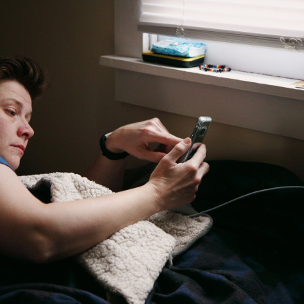 Ξαγρυπνάτε πάνω από το κινητό; 3 έξυπνα tips που βάζουν τέλος στον «εθισμό» σας