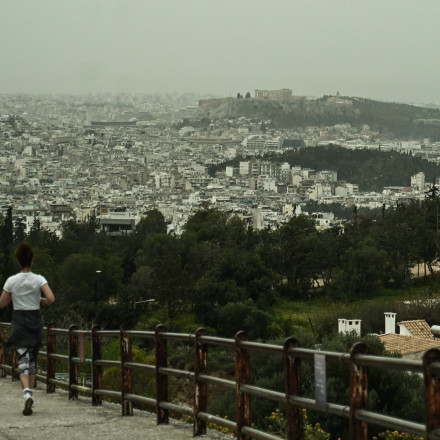 «Πνίγει» τη χώρα η αφρικανική σκόνη: «Καμπανάκι» από τους ειδικούς