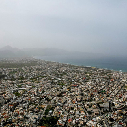 Νέα άνοδος της θερμοκρασίας, επιμένει η σκόνη
