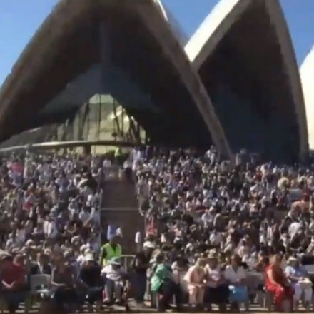 Σίδνεϊ: Οι Έλληνες της διασποράς τραγουδούν τον εθνικό ύμνο έξω από την όπερα