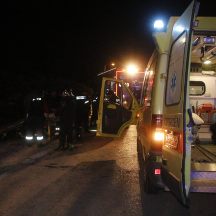 Φοβερό τροχαίο στη Λέσβο: Αυτοκίνητα συγκρούστηκαν και το ένα παρέσυρε δύο πεζούς