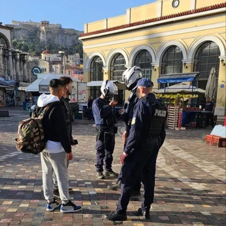 ΕΛΑΣ: Δεκάδες προσαγωγές και συλλήψεις στην Αθήνα  για ναρκωτικά και παρεμπόριο