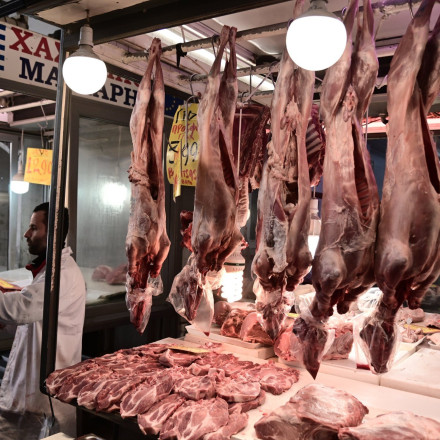 Πασχαλινό τραπέζι για «γερά πορτοφόλια» - Πού κυμαίνονται φέτος οι τιμές