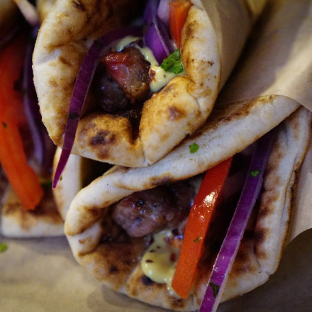 «Φαρμάκι» το τυλιχτό σουβλάκι: Στα ύψη η τιμή του, σε ποιες περιοχές το πληρώνουμε «χρυσό»