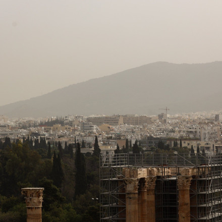 Σκόνη, ζέστη και βροχές την Πέμπτη