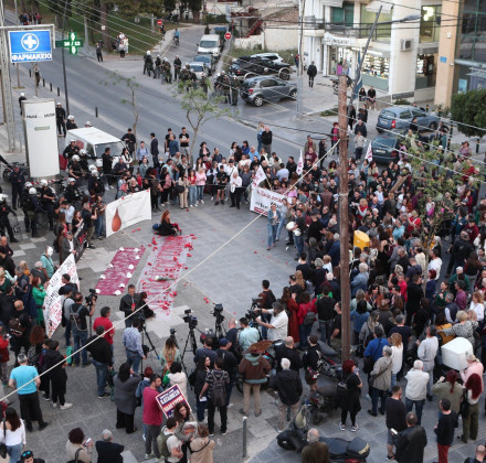 Άγιοι Ανάργυροι: Συγκεντρώσεις έξω από το Α.Τ. που δολοφονήθηκε η 28χρονη Άγιοι Ανάργυροι: Συγκεντρώσεις έξω από το Α.Τ. που δολοφονήθηκε η 28χρονη