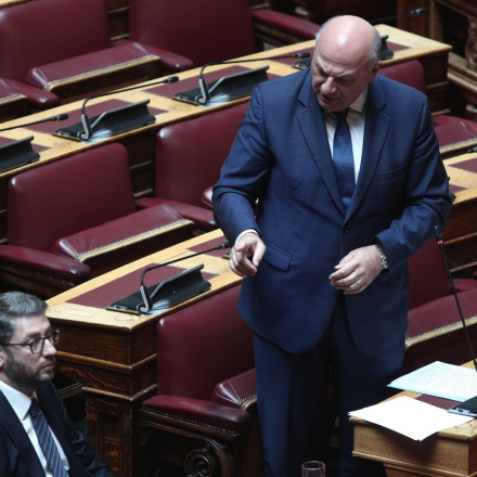 Βουλή: Άγρια σύγκρουση Τσιάρα - Ανδρουλάκη για την απόφαση του ΣτΕ