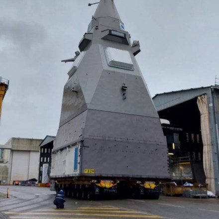 Naval Group: 40 μέτρα ύψος, 150 τόνοι - Έτοιμος ο πανίσχυρος ιστός του «Νέαρχου»