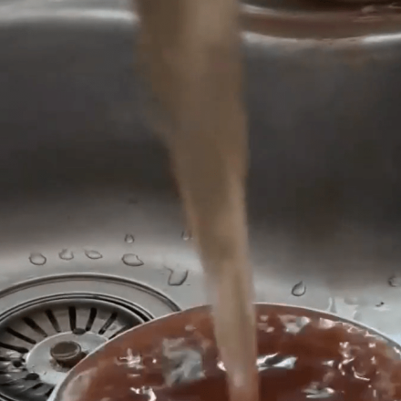 Λάσπη το νερό που τρέχει στις βρύσες στο Μελισσοχώρι Θεσσαλονίκης