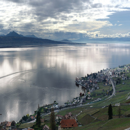 Στα πορτοκαλί η λίμνη Γενεύης λόγω της αφρικανικής σκόνης- Εντυπωσιακές εικόνες