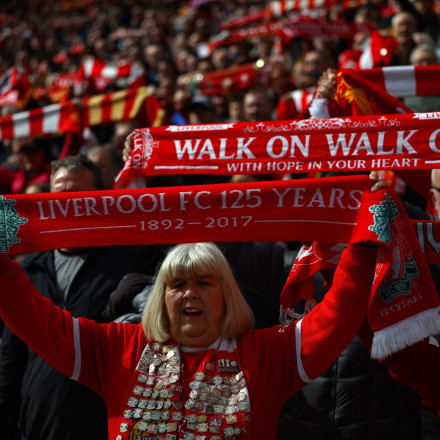 Υπέροχη Λίβερπουλ: 2.800 άτομα έσπασαν την νηστεία του Ραμαζανιού στο «Άνφιλντ»