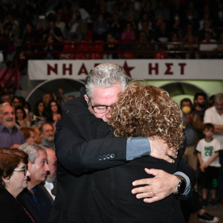 Η συγκινητική αγκαλιά της Μάγδας Φύσσα με τον Κουτσούμπα στη συναυλία του ΚΚΕ