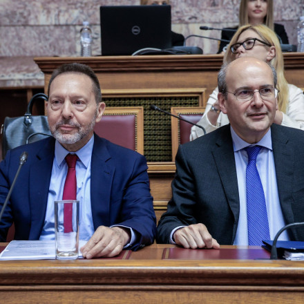 «Καμπανάκια» Στουρνάρα στη Βουλή για ιδιωτικό χρέος και κόκκινα δάνεια