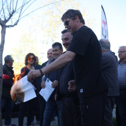 Οργή από τους πλημμυροπαθείς στη Λάρισα - Έκαψαν τα «ραβασάκια» του ΕΝΦΙΑ