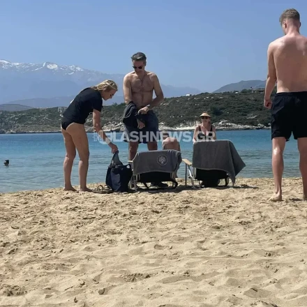 Χανιά: Στο Μαράθι ο Κυριάκος Μητσοτάκης με τη Μαρέβα για ανοιξιάτικο μπανάκι