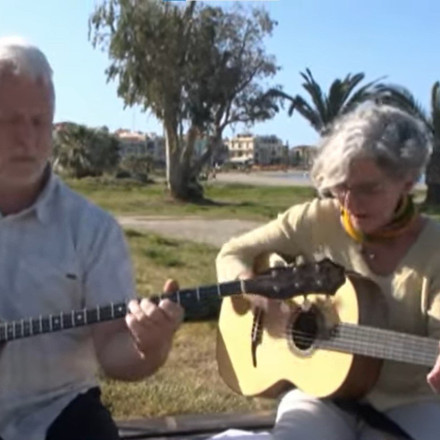 Ρέθυμνο: Το ζευγάρι Γερμανών με μεγάλο ρεπερτόριο στα... ρεμπέτικα