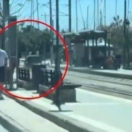 Απίστευτο κι όμως ελληνικό: «Καβάλησε» τις ράγες του τραμ για να γλιτώσει κίνηση