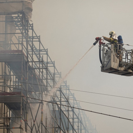 Συγκλονιστικά βίντεο από τη φωτιά στο παλιό Χρηματιστήριο της Κοπεγχάγης